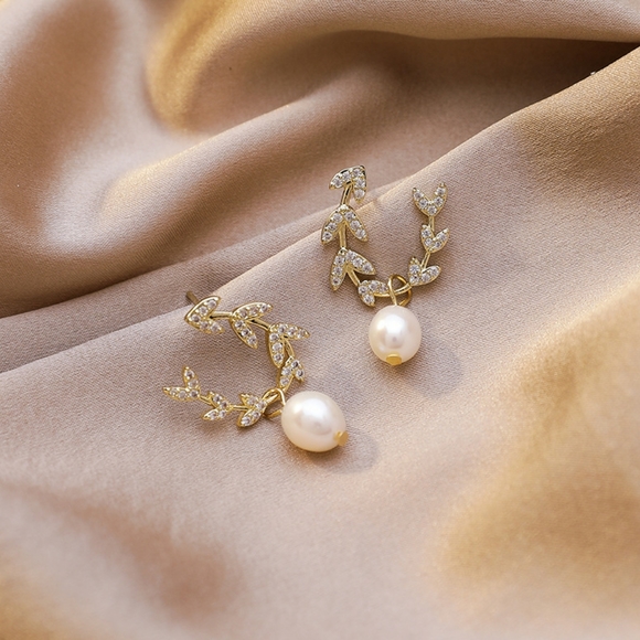 Minimalist fantasy earrings - Picture 3 of 4